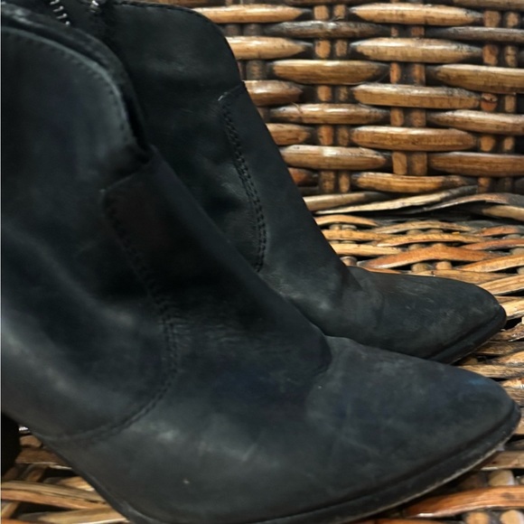 FRYE Womens Jennifer Bootie
Leather Pointed Toe Ankle Zip
Boots Black Sz 6.5 - Picture 10 of 15